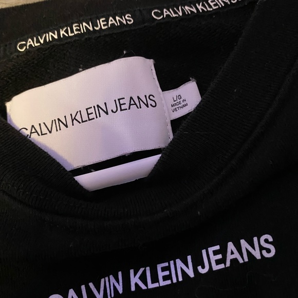 Crew neck cropped Calvin Klein sweater ! - Picture 2 of 3